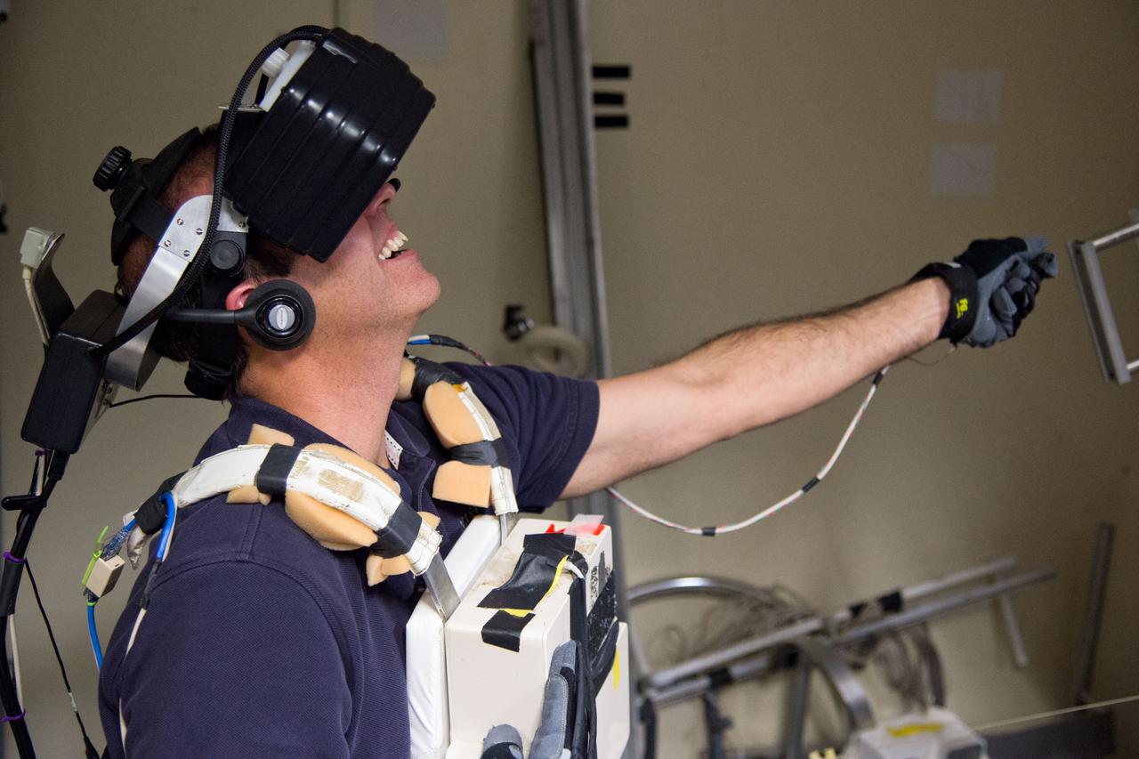 DATE: 11-5-12 LOCATION: Bldg. 9 - VR Lab  SUBJECT: Expedition 38 crew members Mike Hopkins, Rick Mastracchio and Koichi Wakata during ROBO/EVA VR LAB training with instructors Jason A. Campbell and Alex Kanelakos. PHOTOGRAPHER: Lauren Harnett