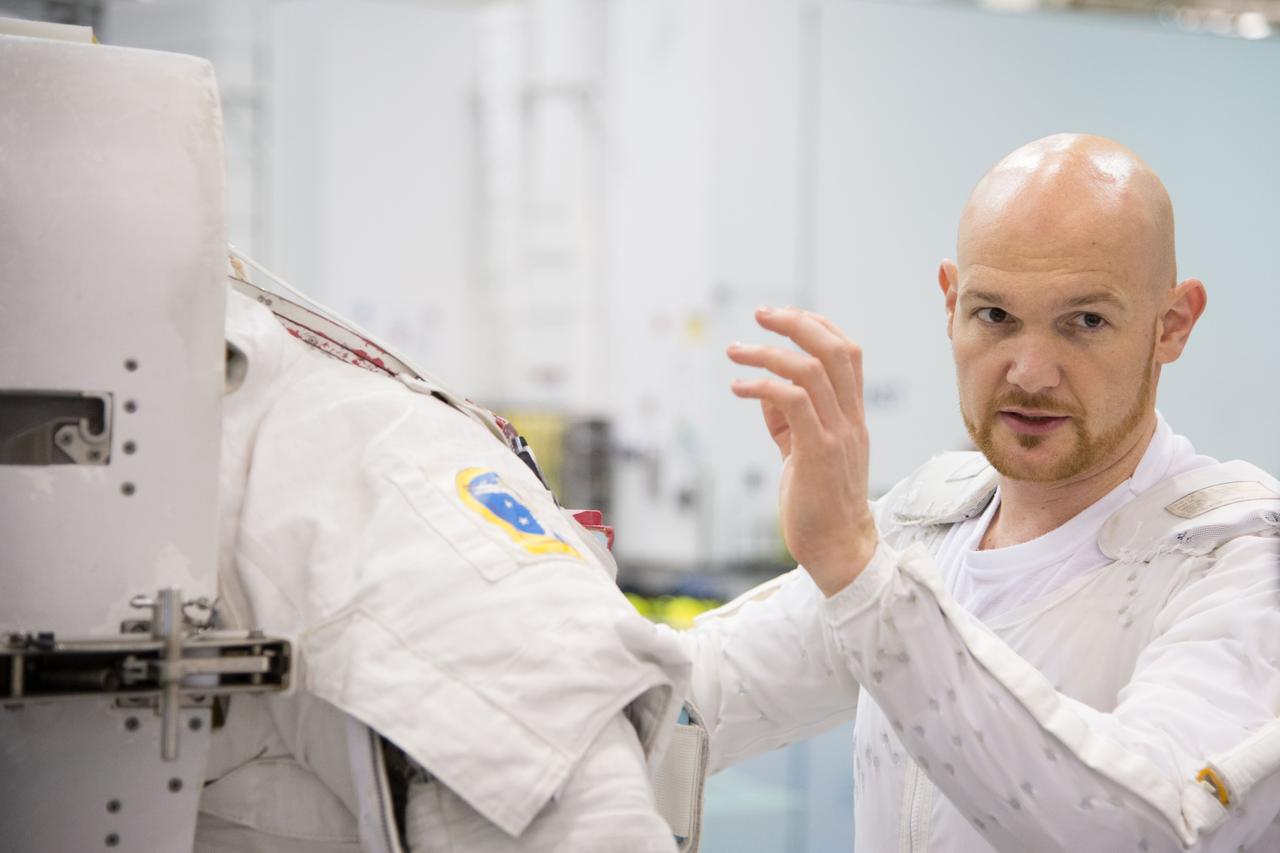 Date: 11-07-12 Location: NBL - Pool Topside Subject: Expedition 40 crew members (Soyuz 39) Reid Wiseman and ESA astronaut Alexander Gerst during INC-40 ISS EVA ORU PRF 41027. Photographer: James Blair