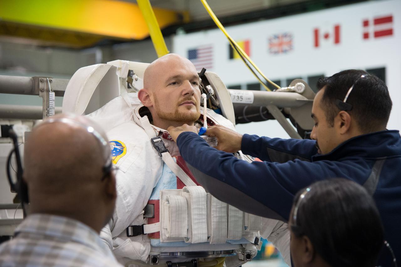 Date: 11-07-12 Location: NBL - Pool Topside Subject: Expedition 40 crew members (Soyuz 39) Reid Wiseman and ESA astronaut Alexander Gerst during INC-40 ISS EVA ORU PRF 41027. Photographer: James Blair