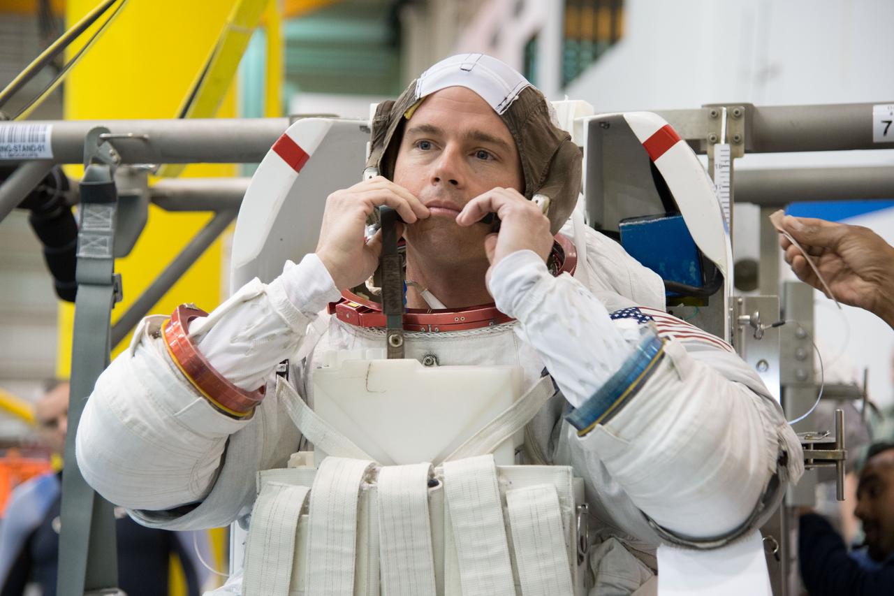 Date: 11-07-12 Location: NBL - Pool Topside Subject: Expedition 40 crew members (Soyuz 39) Reid Wiseman and ESA astronaut Alexander Gerst during INC-40 ISS EVA ORU PRF 41027. Photographer: James Blair