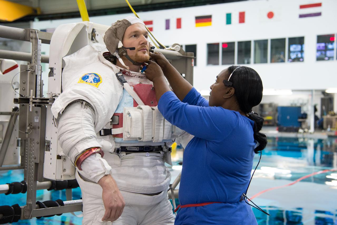 Date: 11-07-12 Location: NBL - Pool Topside Subject: Expedition 40 crew members (Soyuz 39) Reid Wiseman and ESA astronaut Alexander Gerst during INC-40 ISS EVA ORU PRF 41027. Photographer: James Blair