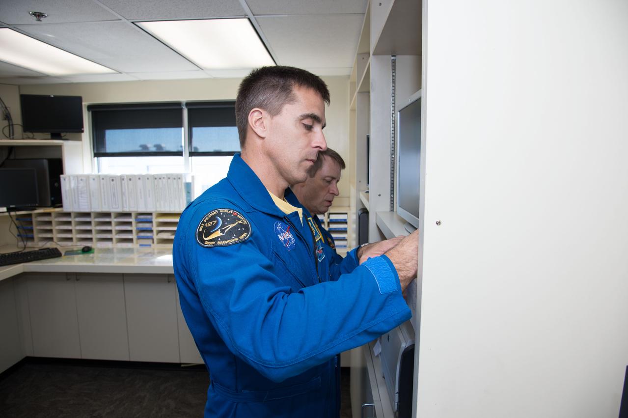 PHOTO DATE:  11/09/12 LOCATION:   EFD SUBJECT: Expedition 35/36 astronaut Chris Cassidy preparing for T-38 flight PHOTOGRAPHER:Geeseman