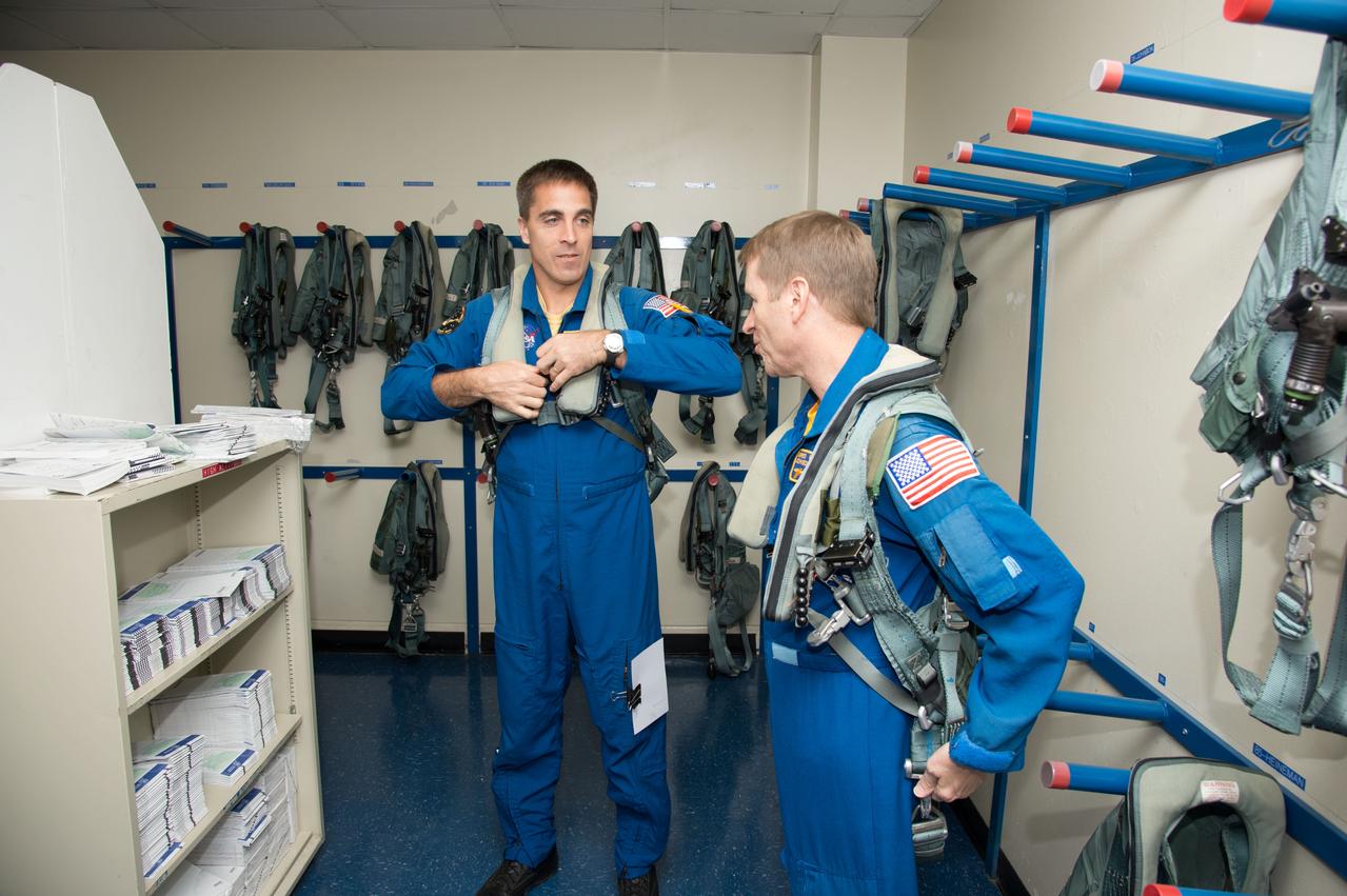 PHOTO DATE:  11/09/12 LOCATION:   EFD SUBJECT: Expedition 35/36 astronaut Chris Cassidy preparing for T-38 flight PHOTOGRAPHER:Geeseman