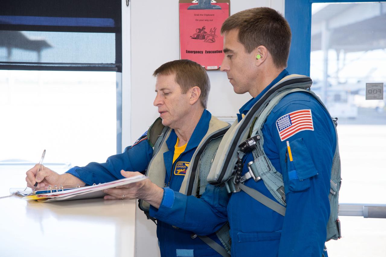 PHOTO DATE:  11/09/12 LOCATION:   EFD SUBJECT: Expedition 35/36 astronaut Chris Cassidy preparing for T-38 flight PHOTOGRAPHER:Geeseman