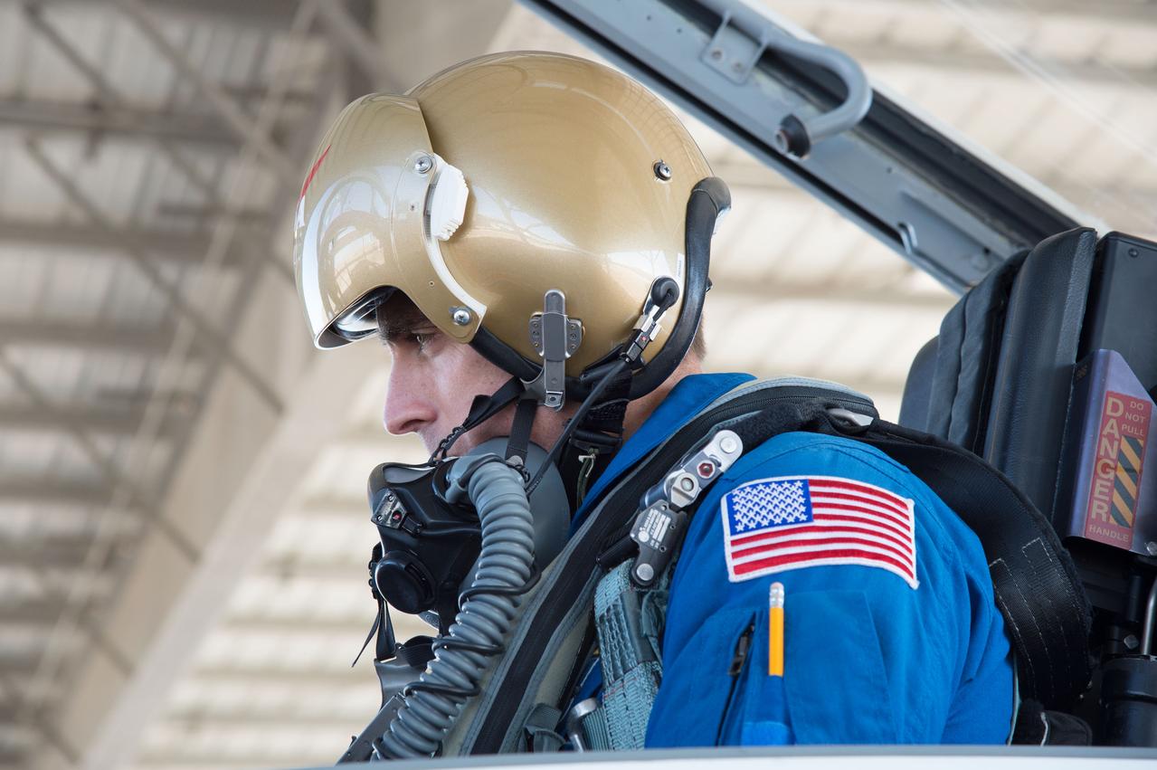 PHOTO DATE:  11/09/12 LOCATION:   EFD SUBJECT: Expedition 35/36 astronaut Chris Cassidy preparing for T-38 flight PHOTOGRAPHER:Geeseman