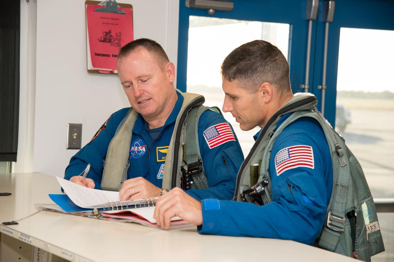 PHOTO DATE: 11/09/12 LOCATION: EFD SUBJECT: Expedition 37/38 astronaut Mike Hopkins and Exp. 41/42 astronaut Butch Wilmore preparing for T-38 flight PHOTOGRAPHER:Geeseman