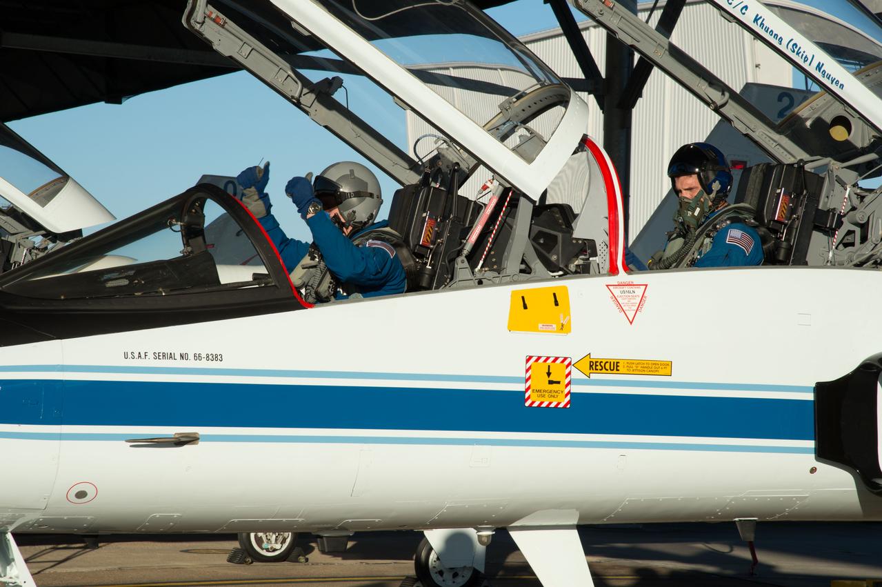 PHOTO DATE: 11/09/12 LOCATION: EFD SUBJECT: Expedition 37/38 astronaut Mike Hopkins and Exp. 41/42 astronaut Butch Wilmore preparing for T-38 flight PHOTOGRAPHER:Geeseman