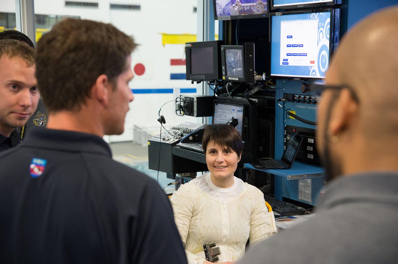 Date: 11-115-12 Location: NBL - Pool Topside Subject: Expedition 42 crew member and Italian ESA astronaut Samantha Cristoforetti being lowered into the water during her INC-42/CB EVA 91027 suited training Photographer: James Blair