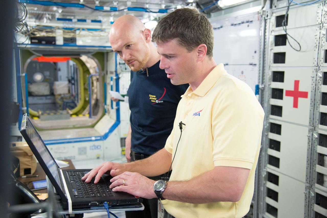 PHOTO DATE: 11-27-12 LOCATION: Bldg. 9NW - ISS Mockups SUBJECT: Expedition 40 crew members (Soyuz 39) Reid Wiseman and ESA astronaut Alexander Gerst with Soyuz 38 crew member Steve Swanson during ROUTINE OPS MS 1 PHOTOGRAPHER: BILL STAFFORD