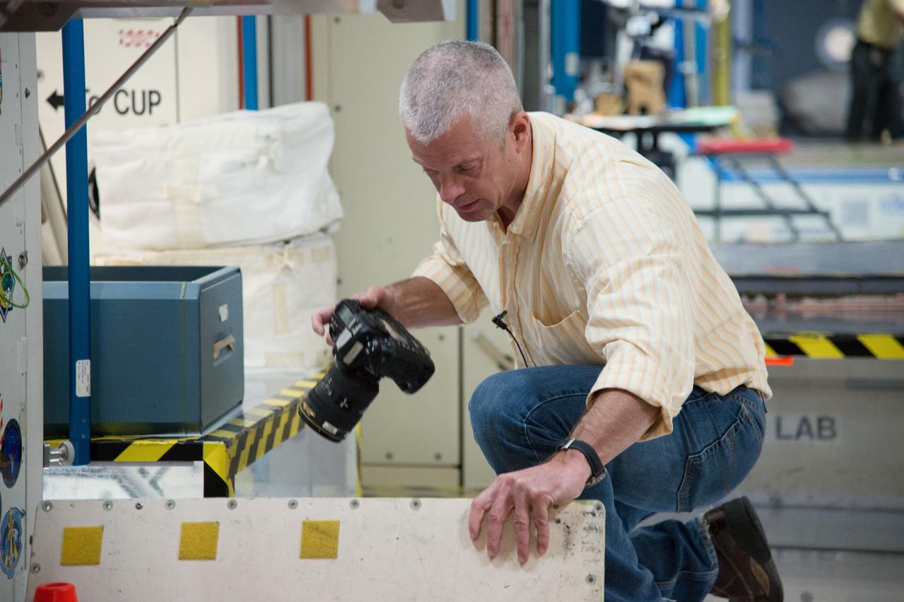 PHOTO DATE: 11-27-12 LOCATION: Bldg. 9NW - ISS Mockups SUBJECT: Expedition 40 crew members (Soyuz 39) Reid Wiseman and ESA astronaut Alexander Gerst with Soyuz 38 crew member Steve Swanson during ROUTINE OPS MS 1 PHOTOGRAPHER: BILL STAFFORD