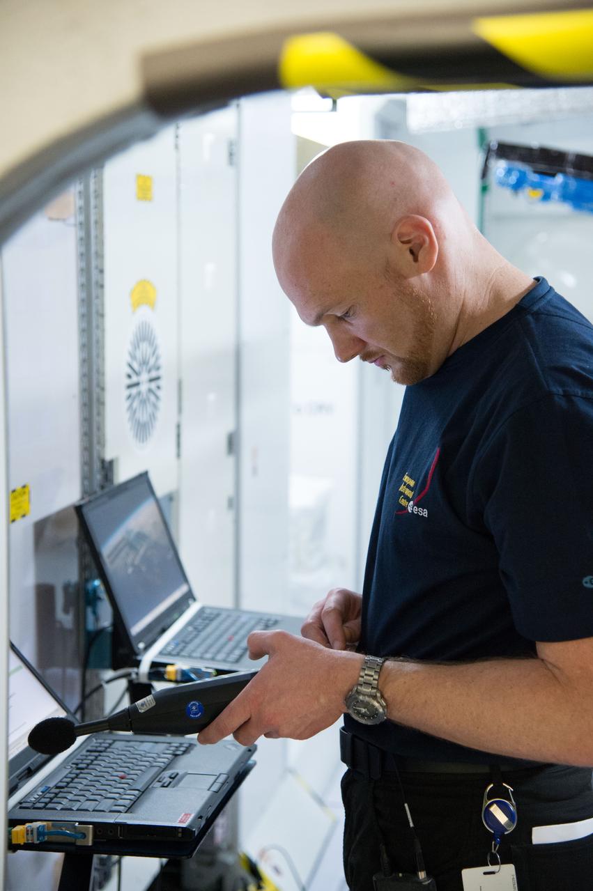 PHOTO DATE: 11-27-12 LOCATION: Bldg. 9NW - ISS Mockups SUBJECT: Expedition 40 crew members (Soyuz 39) Reid Wiseman and ESA astronaut Alexander Gerst with Soyuz 38 crew member Steve Swanson during ROUTINE OPS MS 1 PHOTOGRAPHER: BILL STAFFORD
