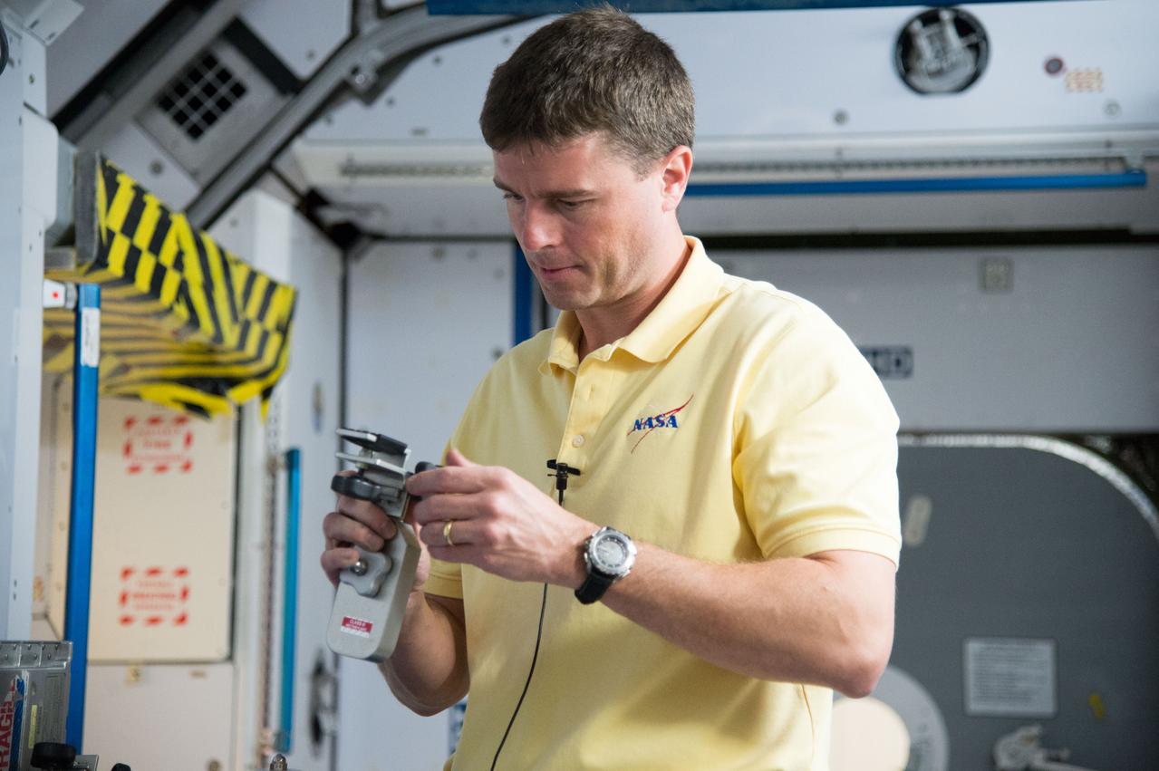 PHOTO DATE: 11-27-12 LOCATION: Bldg. 9NW - ISS Mockups SUBJECT: Expedition 40 crew members (Soyuz 39) Reid Wiseman and ESA astronaut Alexander Gerst with Soyuz 38 crew member Steve Swanson during ROUTINE OPS MS 1 PHOTOGRAPHER: BILL STAFFORD