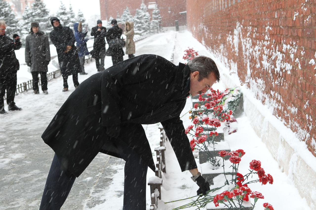 Expedition 34/35 Flight Engineer Chris Hadfield of the Canadian Space Agency lays flowers at the Kremlin Wall in Moscow Nov. 29, 2012 where Yuri Gagarin, the first human in space and other Russian space heroes are interred. The tribute was part of ceremonial activities that will lead to the launch of Hadfield, Soyuz Commander Roman Romanenko and NASA Flight Engineer Tom Marshburn to the International Space Station Dec. 19 in the Soyuz TMA-07M spacecraft from the Baikonur Cosmodrome in Kazakhstan. NASA/Stephanie Stoll