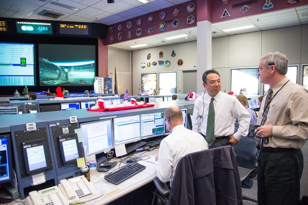 DATE: 12-21-12 LOCATION: Bldg. 30 - FCR-1 (30M/231) SUBJECT: flight controllers in FCR-1 during Expedition 34/35 crew (Romanenko, Hadfield, Marshburn) docking the Soyuz TMA-07M to the Rassvet module on ISS.  PHOTOGRAPHER: Lauren Harnett