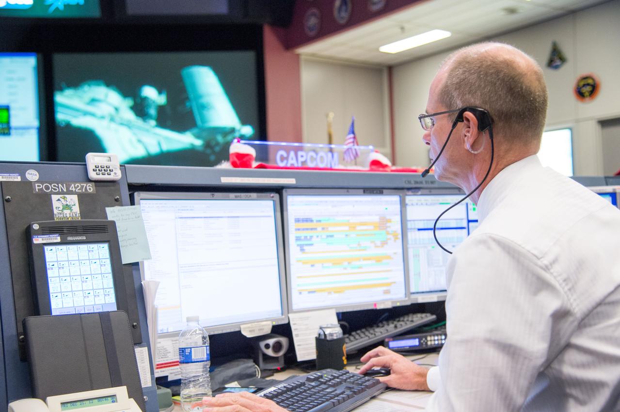 DATE: 12-21-12 LOCATION: Bldg. 30 - FCR-1 (30M/231) SUBJECT: flight controllers in FCR-1 during Expedition 34/35 crew (Romanenko, Hadfield, Marshburn) docking the Soyuz TMA-07M to the Rassvet module on ISS.  PHOTOGRAPHER: Lauren Harnett