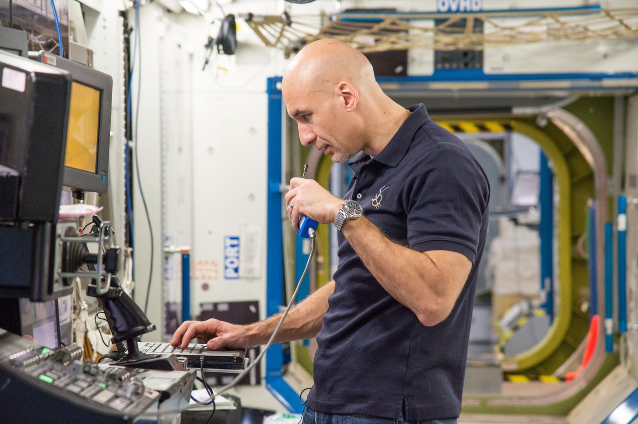 Expedition 37 crew members Karen Nyberg, Yuri Yurchikhin and Luca Parmitano during Routine Ops AC 2 training in the ISS Mockups.  Photo Date: January 9, 2013.  Location: Building 9NW - ISS Mockups.  Photographer: Robert Markowitz