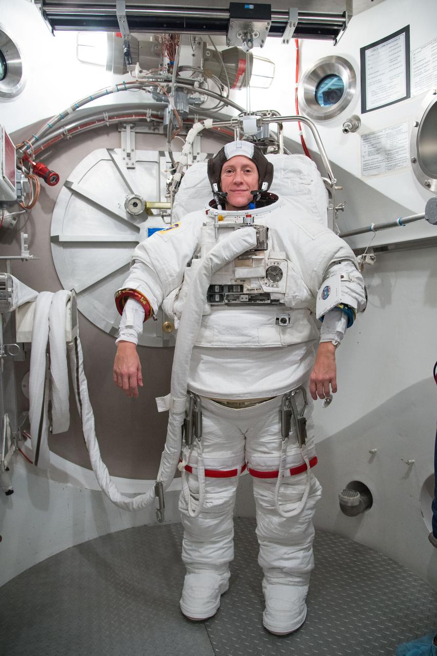 Date: 01-10-13 Location: Bldg 7, SSATA Subject: Expedition 36 astronaut Karen Nyberg during SSATA Chamber - EMU Training & Certification - DRY RUN - STB-ST-989 Photographer: James Blair