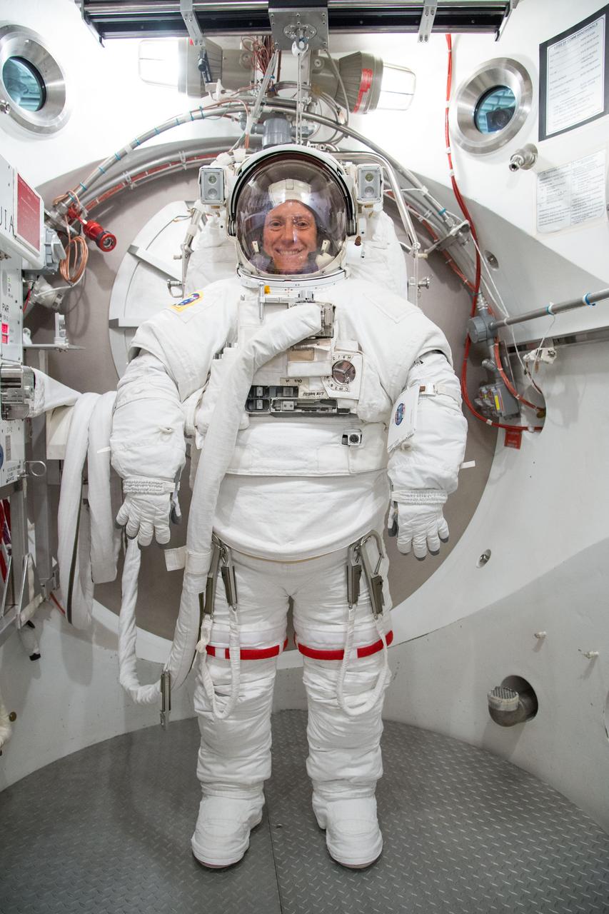 Date: 01-10-13 Location: Bldg 7, SSATA Subject:  Expedition 36 astronaut Karen Nyberg during SSATA Chamber - EMU Training & Certification - DRY RUN - STB-ST-989 Photographer: James Blair