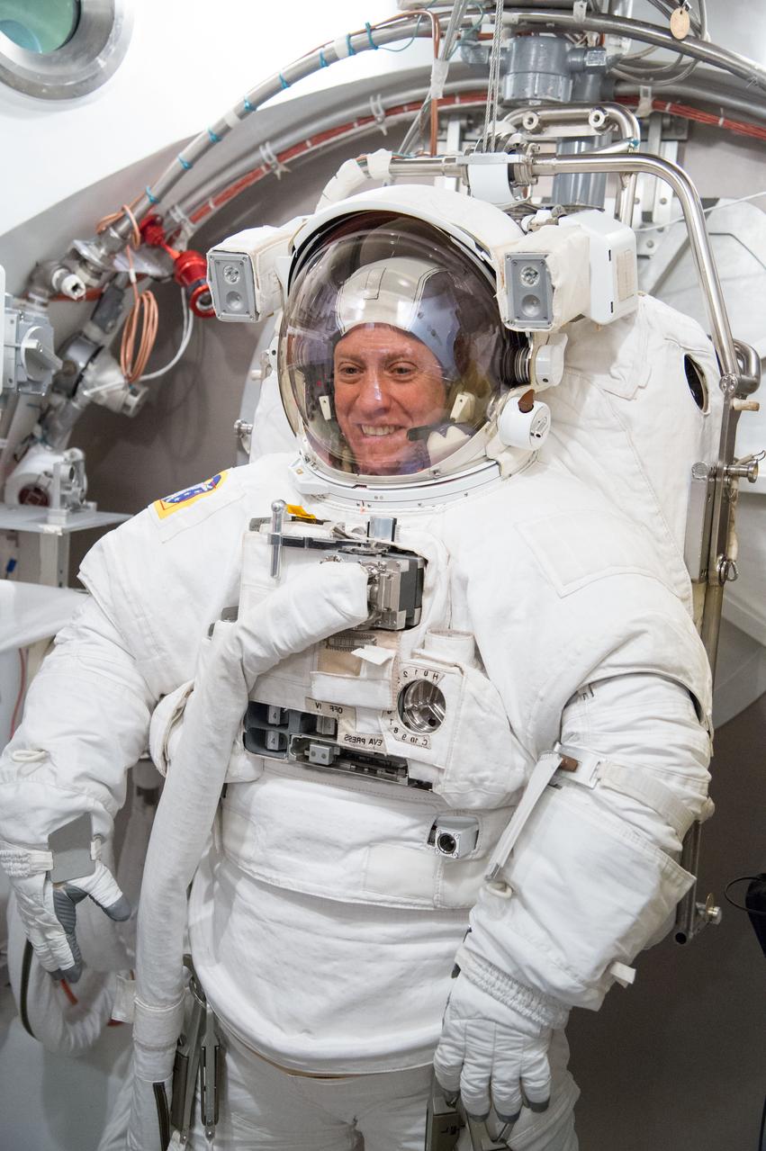 Date: 01-10-13 Location: Bldg 7, SSATA Subject:  Expedition 36 astronaut Karen Nyberg during SSATA Chamber - EMU Training & Certification - DRY RUN - STB-ST-989 Photographer: James Blair