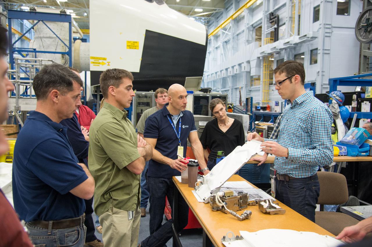 PHOTO DATE: 01-11-13 LOCATION: Bldg. 9NW - SARJ SUBJECT: Expedition 36 crew members Chris Cassidy and ESA astronaut Luca Parmitano during SARJ Ops training. PHOTOGRAPHER: BILL STAFFORD