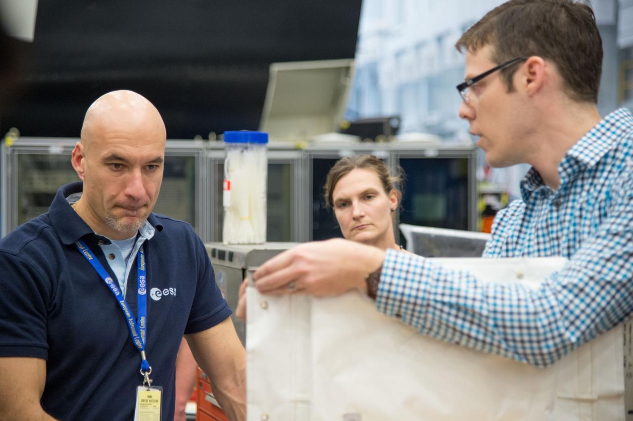 PHOTO DATE: 01-11-13 LOCATION: Bldg. 9NW - SARJ SUBJECT: Expedition 36 crew members Chris Cassidy and ESA astronaut Luca Parmitano during SARJ Ops training. PHOTOGRAPHER: BILL STAFFORD