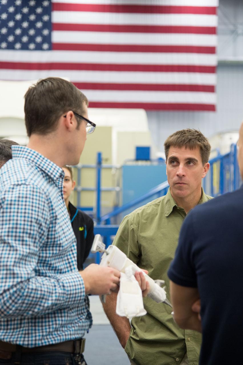PHOTO DATE: 01-11-13 LOCATION: Bldg. 9NW - SARJ SUBJECT: Expedition 36 crew members Chris Cassidy and ESA astronaut Luca Parmitano during SARJ Ops training. PHOTOGRAPHER: BILL STAFFORD