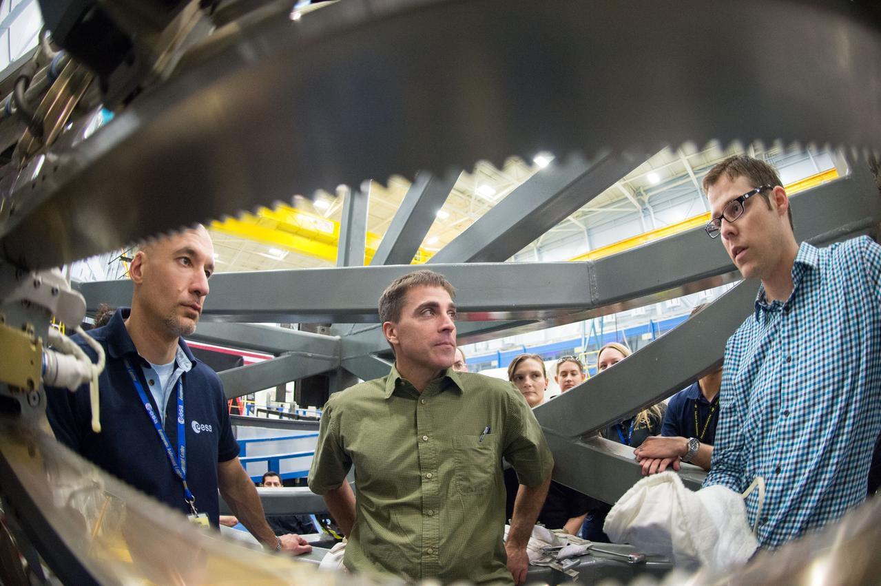 PHOTO DATE:  01-11-13 LOCATION: Bldg. 9NW - SARJ   SUBJECT: Expedition 36 crew members Chris Cassidy and ESA astronaut Luca Parmitano during SARJ Ops training. PHOTOGRAPHER:  BILL STAFFORD