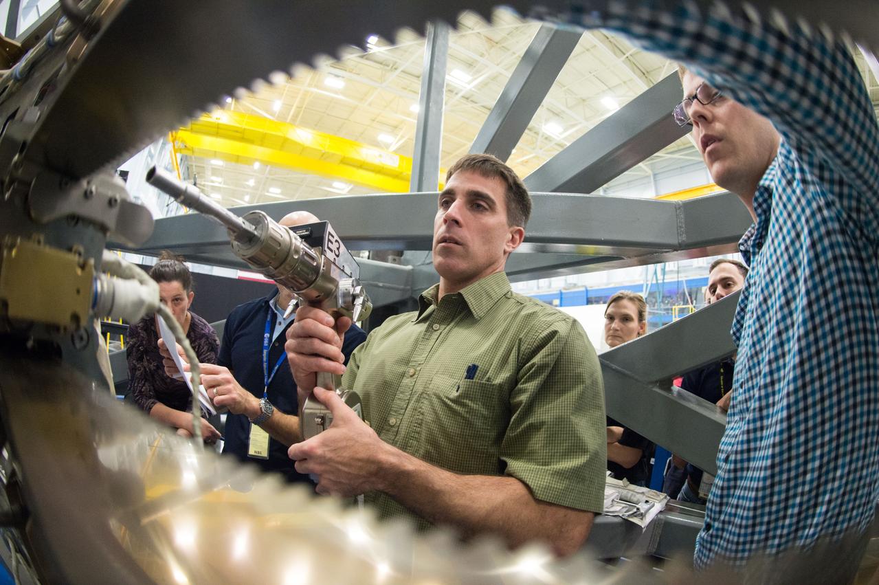PHOTO DATE: 01-11-13 LOCATION: Bldg. 9NW - SARJ SUBJECT: Expedition 36 crew members Chris Cassidy and ESA astronaut Luca Parmitano during SARJ Ops training. PHOTOGRAPHER: BILL STAFFORD