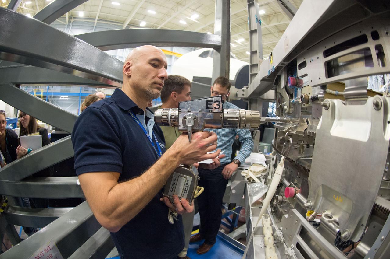PHOTO DATE:  01-11-13 LOCATION: Bldg. 9NW - SARJ   SUBJECT: Expedition 36 crew members Chris Cassidy and ESA astronaut Luca Parmitano during SARJ Ops training. PHOTOGRAPHER:  BILL STAFFORD