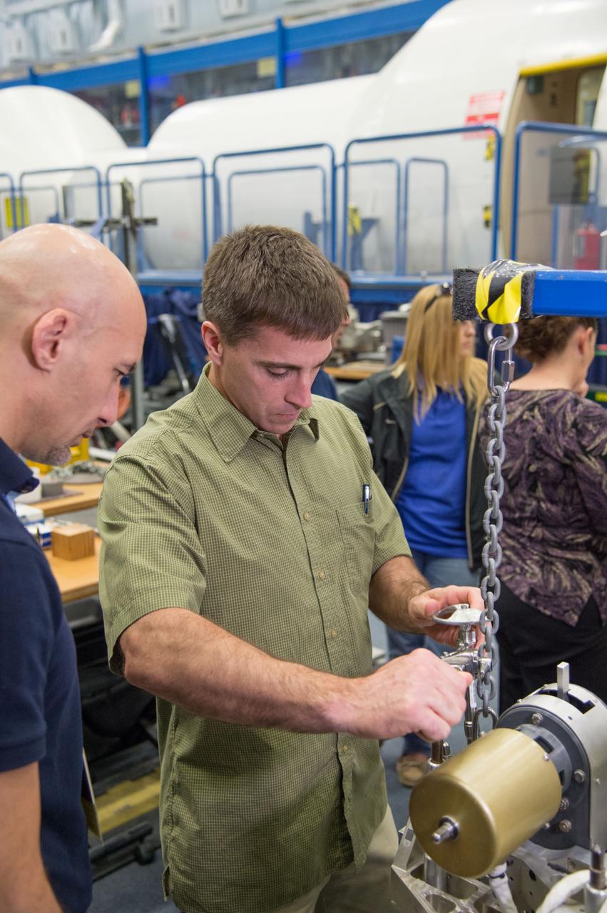 PHOTO DATE:  01-11-13 LOCATION: Bldg. 9NW - SARJ   SUBJECT: Expedition 36 crew members Chris Cassidy and ESA astronaut Luca Parmitano during SARJ Ops training. PHOTOGRAPHER:  BILL STAFFORD