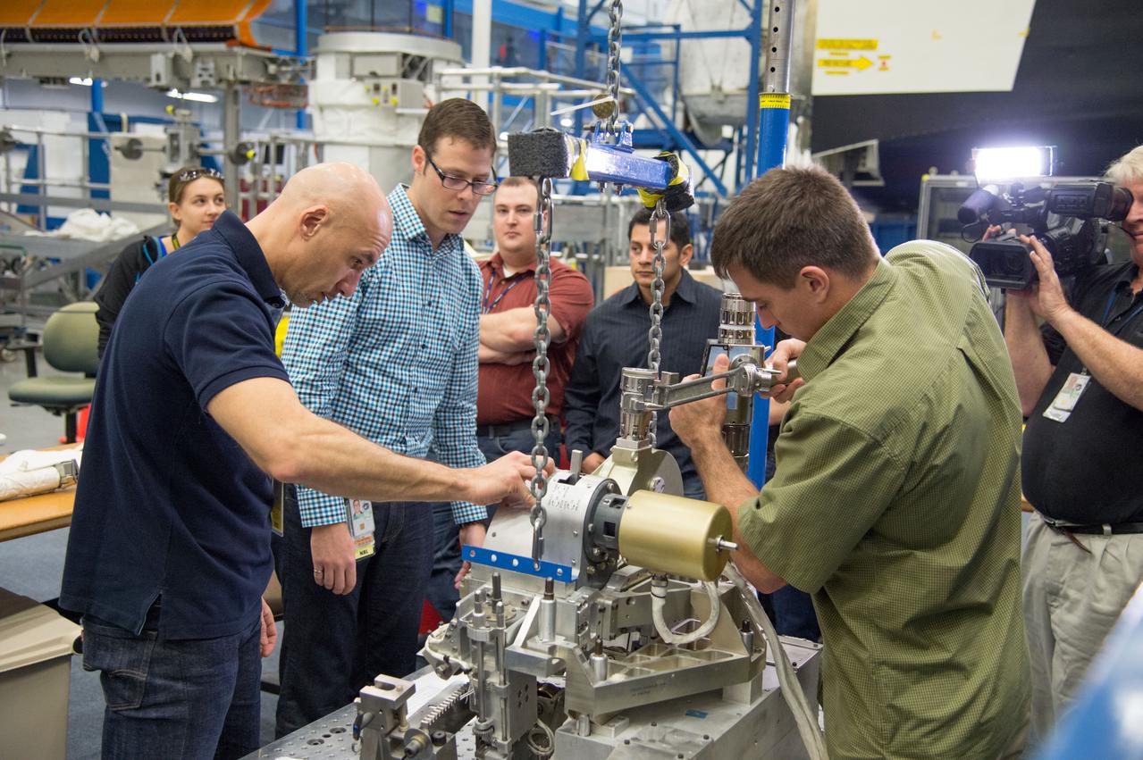 PHOTO DATE:  01-11-13 LOCATION: Bldg. 9NW - SARJ   SUBJECT: Expedition 36 crew members Chris Cassidy and ESA astronaut Luca Parmitano during SARJ Ops training. PHOTOGRAPHER:  BILL STAFFORD