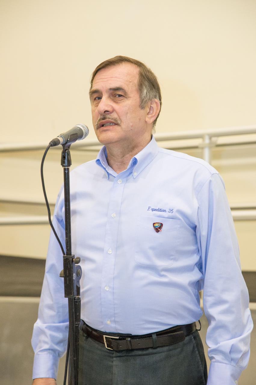 Expedition 35/36 (Soyuz 34) SSTF cake cutting ceremony with trainers. Photo Date: January 17, 2013. Location: Building 5 - SSTF High Bay. Photographer: Robert Markowitz