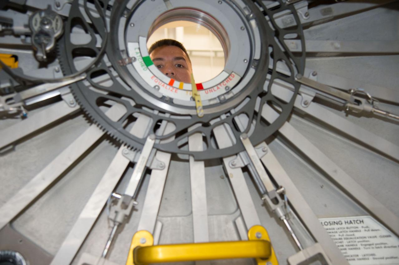 DATE: 1-18-13 LOCATION: Bldg. 9NW - ISS Mockups SUBJECT: Soyuz 43 crew members Kjell Lindgren and Kimiya Yui (JAXA) during ISS hatch and rack training with instructor Jehon Leonce. PHOTOGRAPHER: Lauren Harnett