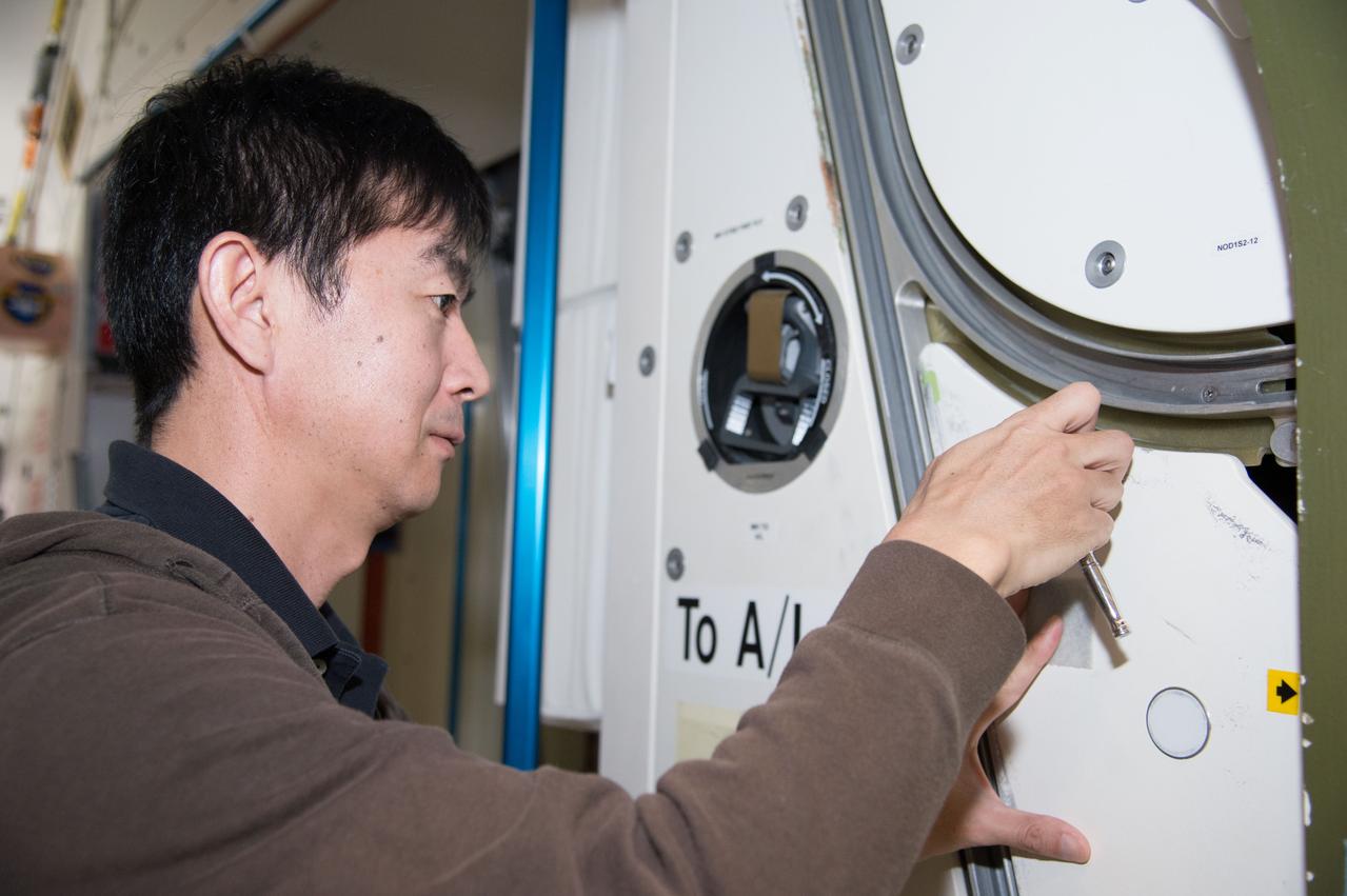 DATE: 1-18-13 LOCATION: Bldg. 9NW - ISS Mockups SUBJECT: Soyuz 43 crew members Kjell Lindgren and Kimiya Yui (JAXA) during ISS hatch and rack training with instructor Jehon Leonce. PHOTOGRAPHER: Lauren Harnett