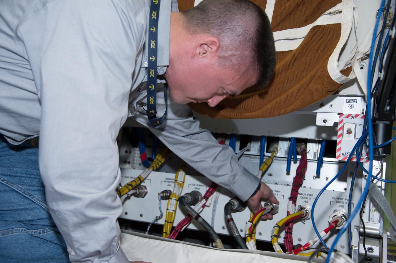 DATE: 1-18-13 LOCATION: Bldg. 9NW - ISS Mockups SUBJECT: Soyuz 43 crew members Kjell Lindgren and Kimiya Yui (JAXA) during ISS hatch and rack training with instructor Jehon Leonce. PHOTOGRAPHER: Lauren Harnett