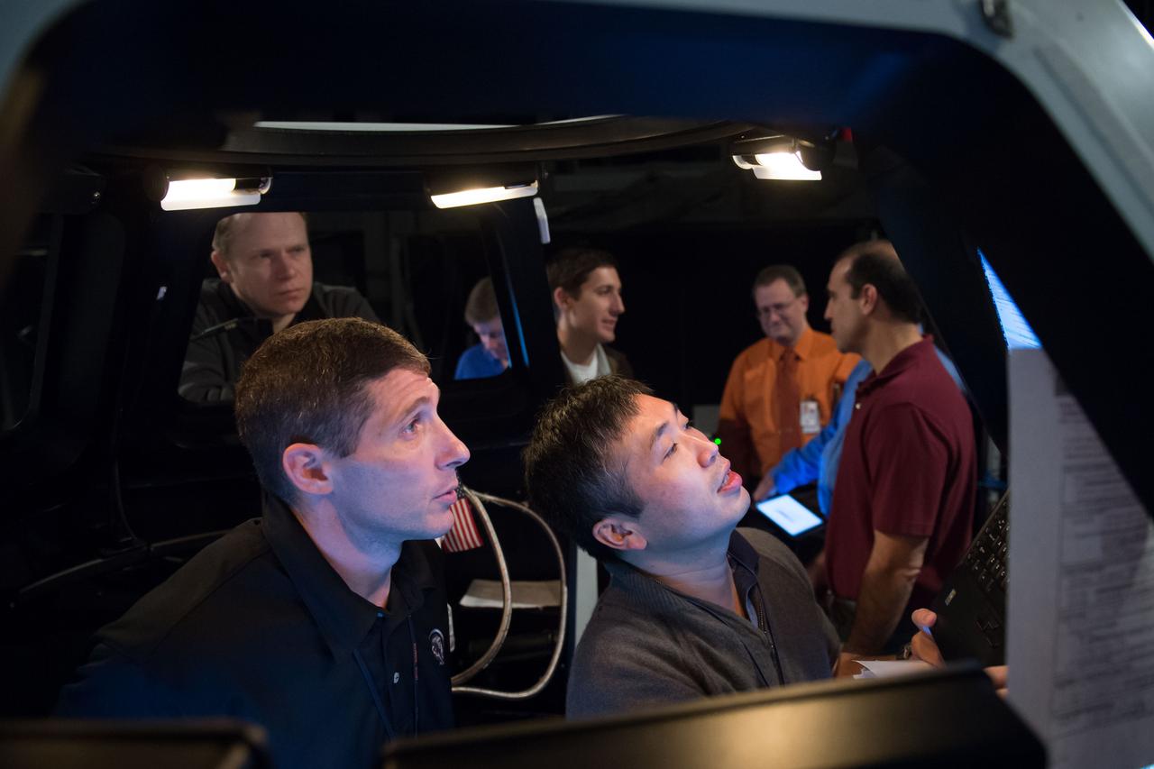 Date: 01-18-13 Location: Bldg 16, SES Dome Subject:  Expedition 39 (Soyuz 37) crew members Rick Mastracchio and Koichi Wakata during FF T&C/R MINI SIM 2 training in the building 16 dome with instructor Jeffery "Tux" Tuxhorn. Photogapher: James Blair