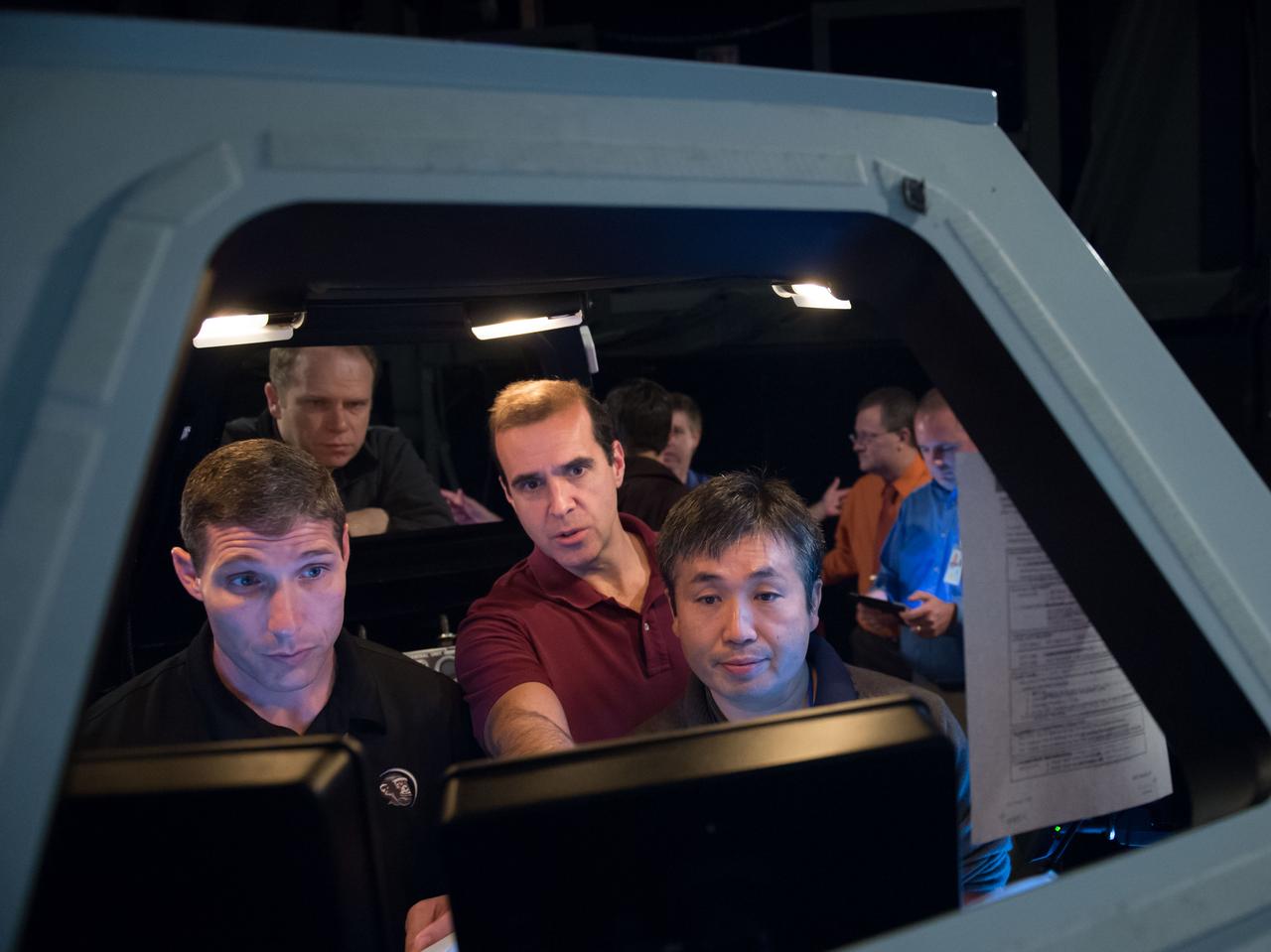 Date: 01-18-13 Location: Bldg 16, SES Dome Subject:  Expedition 39 (Soyuz 37) crew members Rick Mastracchio and Koichi Wakata during FF T&C/R MINI SIM 2 training in the building 16 dome with instructor Jeffery "Tux" Tuxhorn. Photogapher: James Blair