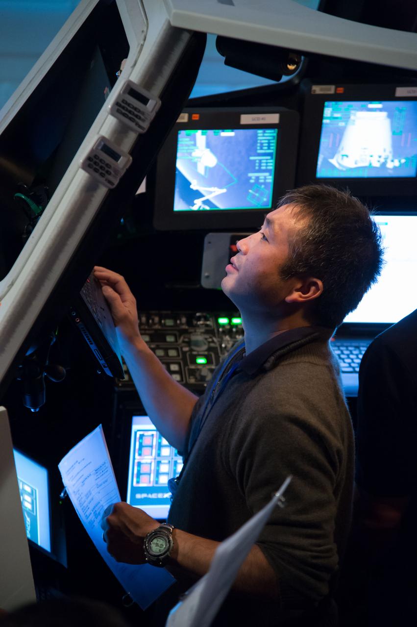 Date: 01-18-13 Location: Bldg 16, SES Dome Subject: Expedition 39 (Soyuz 37) crew members Rick Mastracchio and Koichi Wakata during FF T&C/R MINI SIM 2 training in the building 16 dome with instructor Jeffery "Tux" Tuxhorn. Photogapher: James Blair