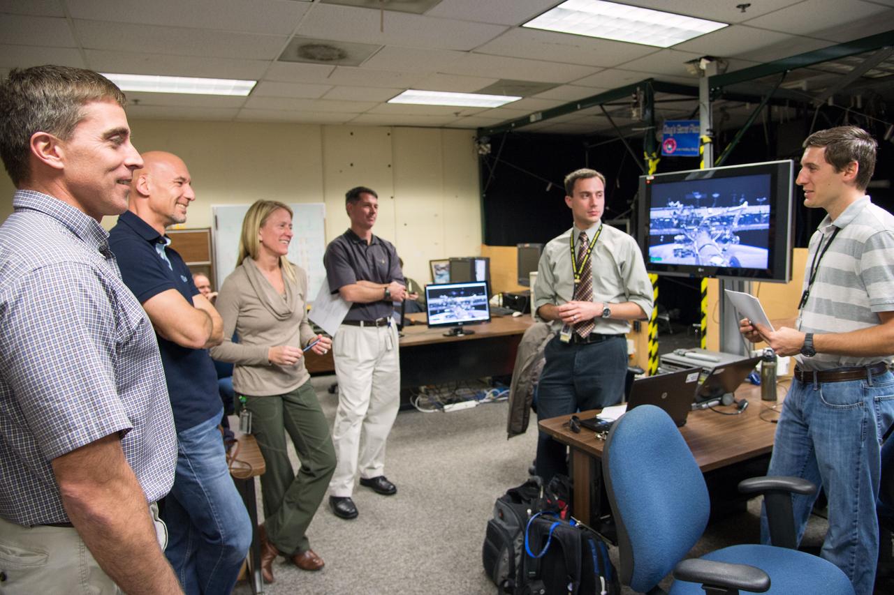 DATE: 1-22-13 LOCATION:  Bldg. 9 - VR Lab  SUBJECT: Expedition 36 crew Chris Cassidy, Karen Nyberg and Luca Parmitano during EVA robotics training in the VR Lab. PHOTOGRAPHER: Lauren Harnett