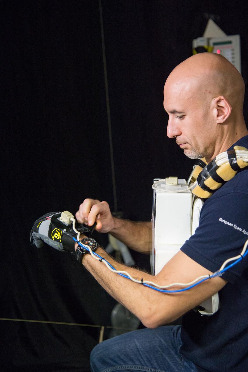 DATE: 1-22-13 LOCATION:  Bldg. 9 - VR Lab  SUBJECT: Expedition 36 crew Chris Cassidy, Karen Nyberg and Luca Parmitano during EVA robotics training in the VR Lab. PHOTOGRAPHER: Lauren Harnett