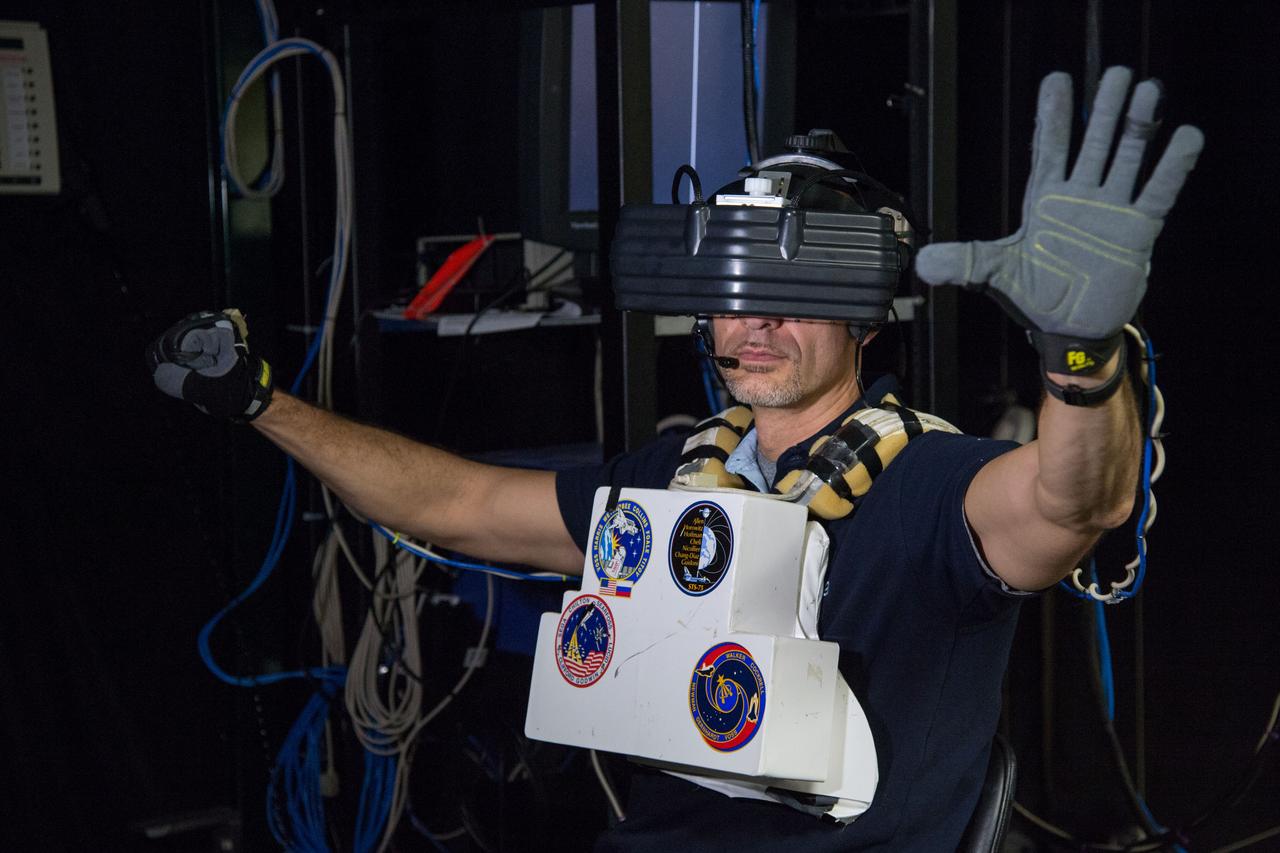 DATE: 1-22-13 LOCATION:  Bldg. 9 - VR Lab  SUBJECT: Expedition 36 crew Chris Cassidy, Karen Nyberg and Luca Parmitano during EVA robotics training in the VR Lab. PHOTOGRAPHER: Lauren Harnett