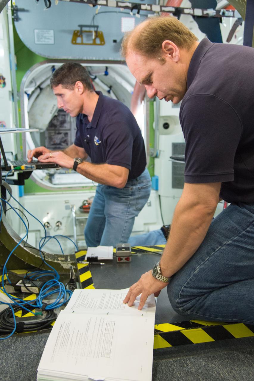 DATE: 1-24-13 LOCATION: Bldg. 9NW - ISS Mockups  SUBJECT: Expedition 38 crew members, Kotov, Ryazansky and Mike Hopkins during Emergency Scenarios Training in the ISS mockups.  PHOTOGRAPHER: Lauren Harnett