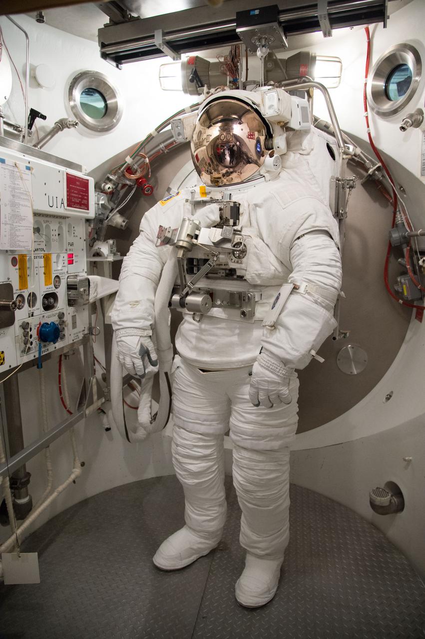 DATE: 3-4-13 LOCATION: Bldg. 7, SSATA Chamber  SUBJECT: STB-ST-990 - Crew Training, SSATA ISS Increment 36 EMU Dry Run (Crewmember Luca Parmitano). PHOTOGRAPHER: Lauren Harnett