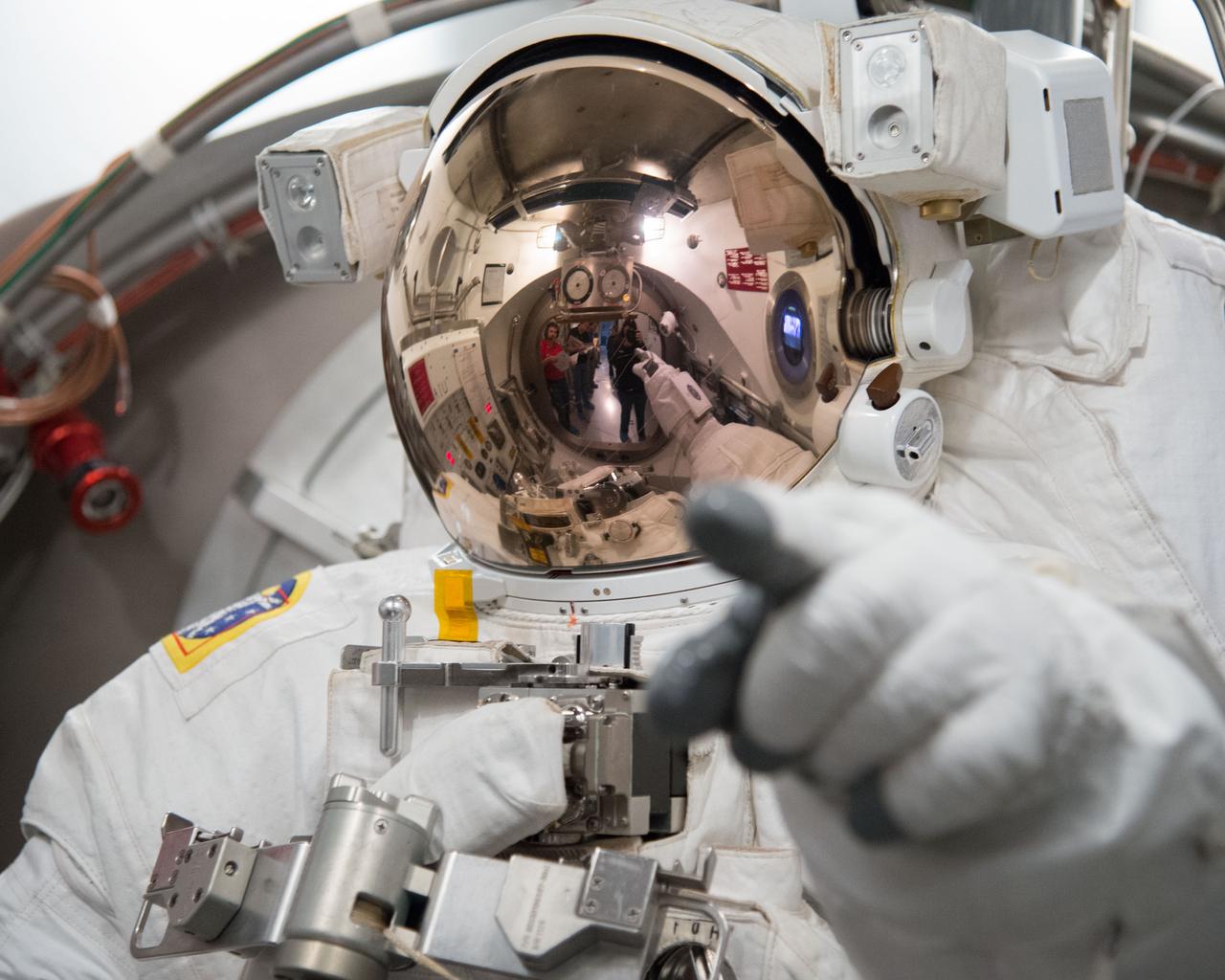 DATE: 3-4-13 LOCATION: Bldg. 7, SSATA Chamber  SUBJECT: STB-ST-990 - Crew Training, SSATA ISS Increment 36 EMU Dry Run (Crewmember Luca Parmitano). PHOTOGRAPHER: Lauren Harnett