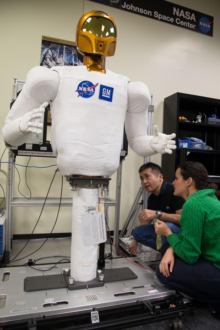 Date: 03-06-13 Location: Bldg 9, Rm 1113 Subjet: Expedition 38/39 JAXA astronaut Koichi Wakata during P Robonaut Taskboard training with Leah Pike and Michael Bentson Photographer: James Blair/NASA