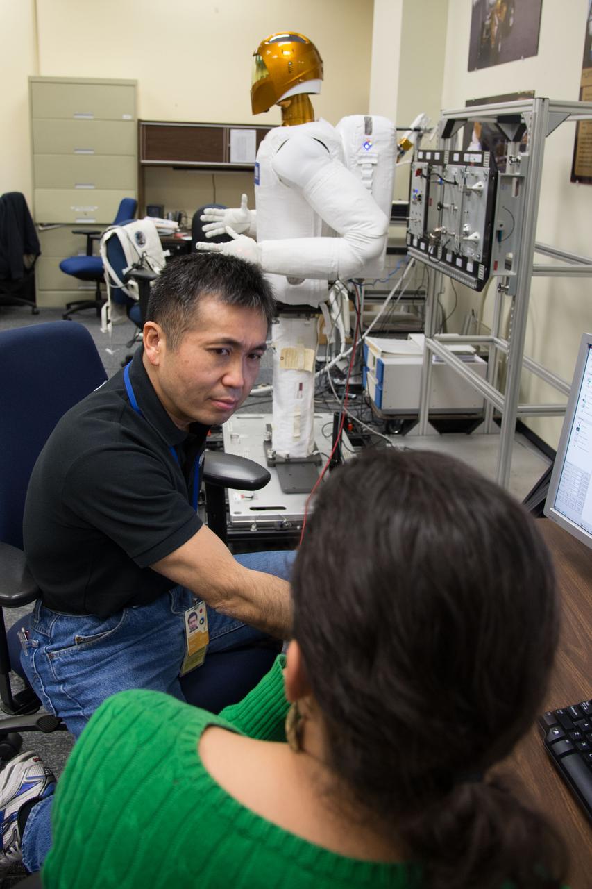 Date: 03-06-13 Location: Bldg 9, Rm 1113 Subjet: Expedition 38/39 JAXA astronaut Koichi Wakata during P Robonaut Taskboard training with Leah Pike and Michael Bentson Photographer: James Blair/NASA