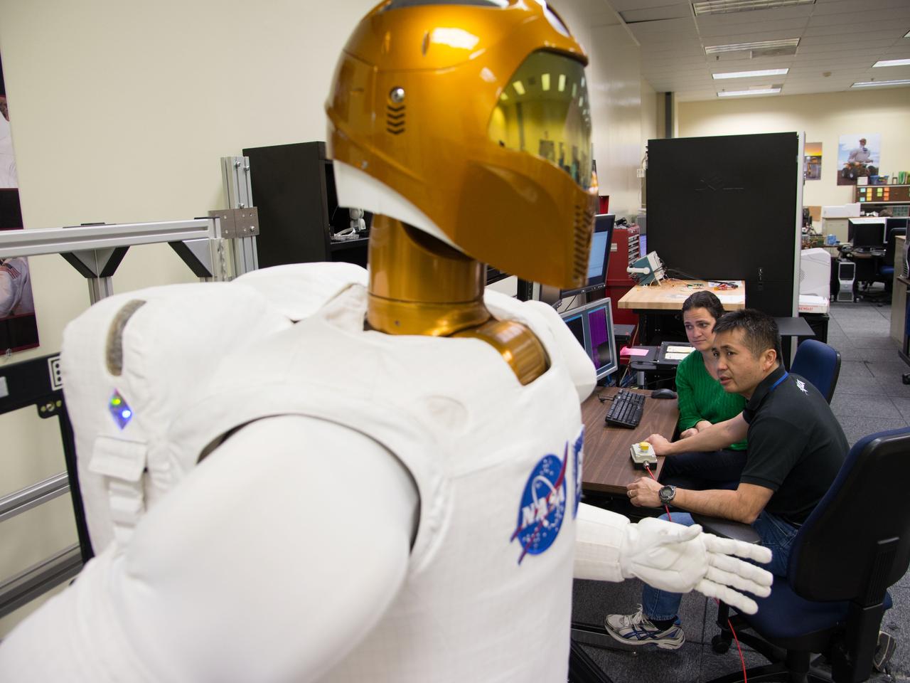 Date: 03-06-13 Location: Bldg 9, Rm 1113 Subjet: Expedition 38/39 JAXA astronaut Koichi Wakata during P Robonaut Taskboard training with Leah Pike and Michael Bentson Photographer: James Blair/NASA