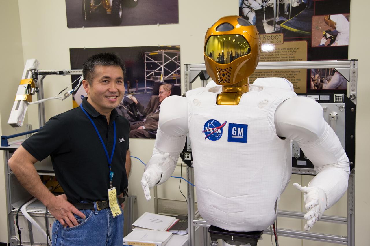 Date: 03-06-13 Location: Bldg 9, Rm 1113 Subjet: Expedition 38/39 JAXA astronaut Koichi Wakata during P Robonaut Taskboard training with Leah Pike and Michael Bentson Photographer: James Blair/NASA