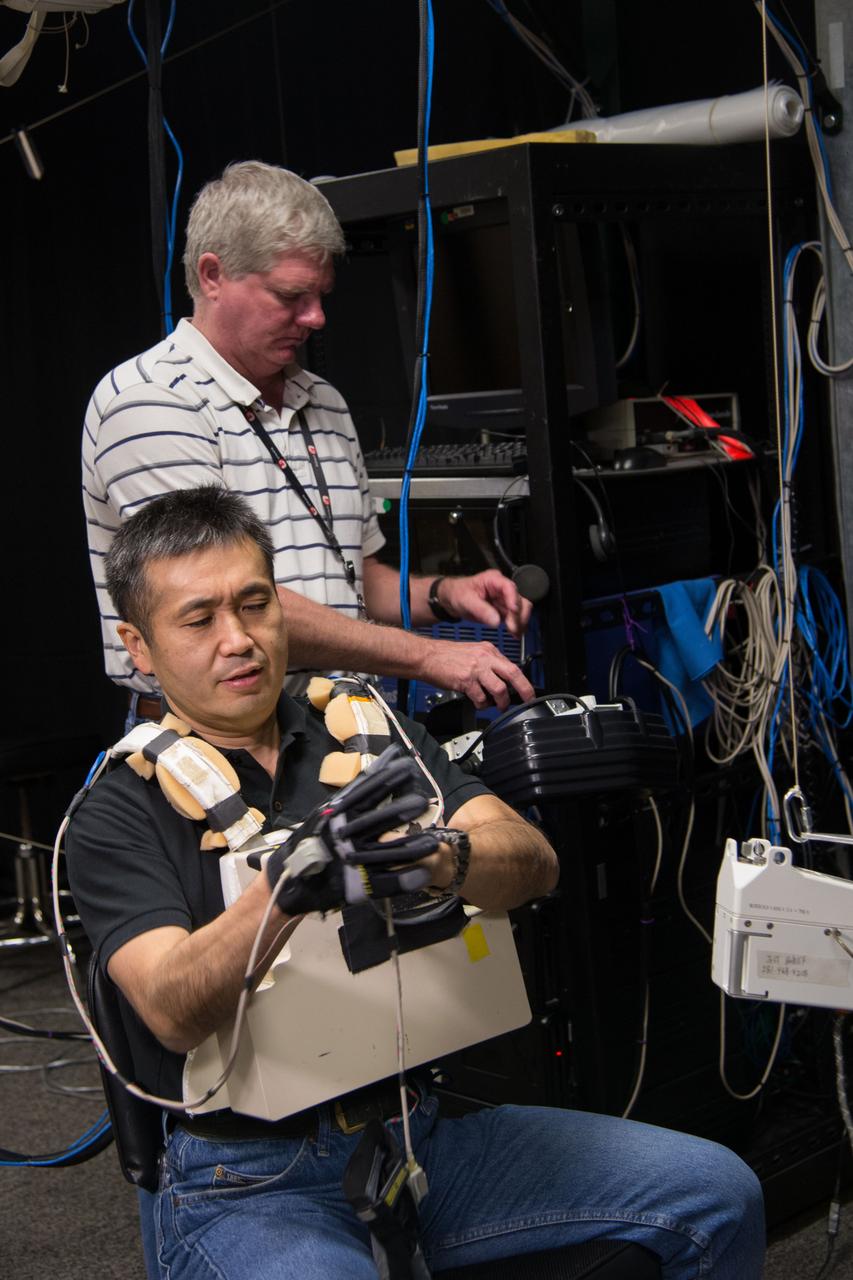 Date: 03-06-13 Location: Bldg 9, VR Lab Subject: Expedition 38/39 JAXA astronaut Koichi Wakata during SAFER training in the VR Lab. Trainer - Megan Murphey