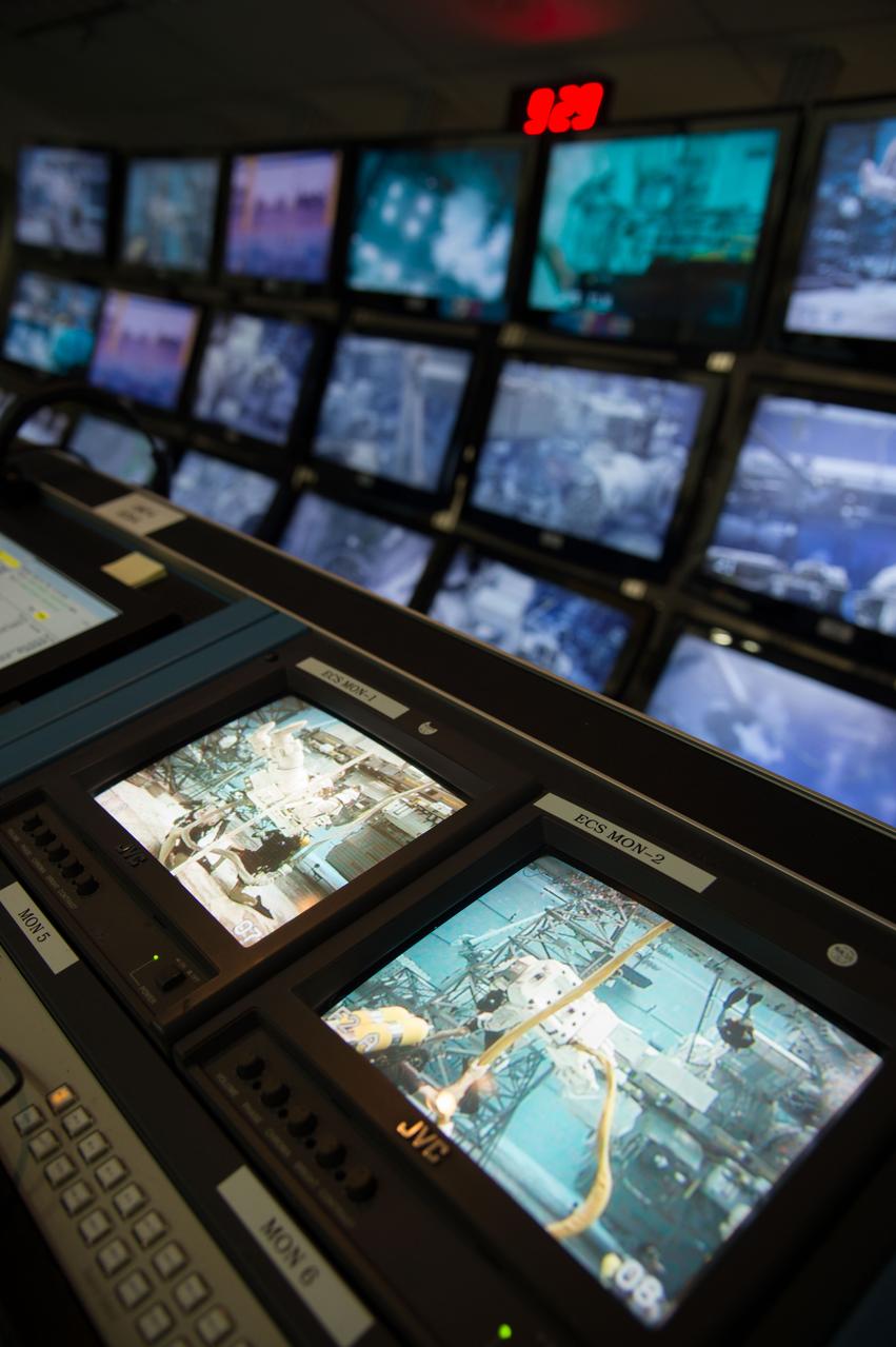PHOTO DATE:  03-28-13 LOCATION:  NBL - Pool Topside  SUBJECT:  Expedition 39 (Soyuz 37) crew members Rick Mastracchio and Koichi Wakata during pre-dive briefing, preparations and suitup, then lowering into the water. PHOTOGRAPHER: BILL STAFFORD